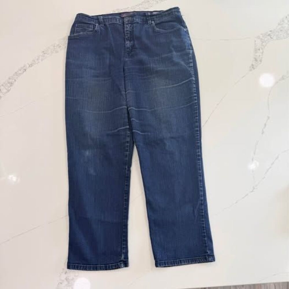 Gloria Vanderbilt Amanda jeans 14 short 17”W, 11”R, 28” inseam C7687